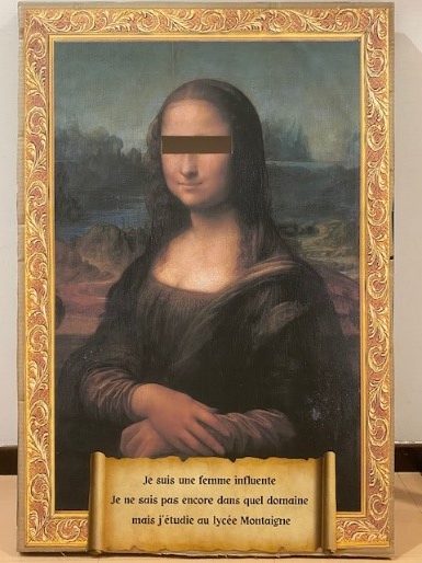 Reproduction de La Joconde avec un bandeau permettant aux visiteurs de se photographier en se glissant dans la peau du célèbre portrait de Léonard de Vinci.