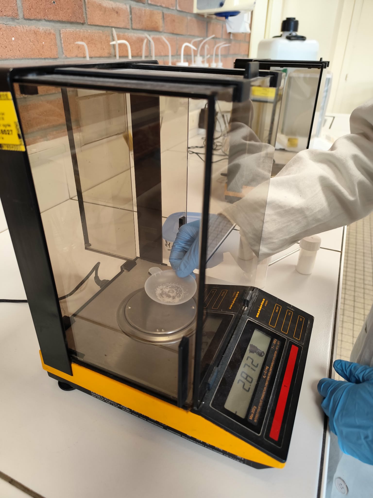 Eléve pesant un mélange à l'aide d'une balance scientifique.