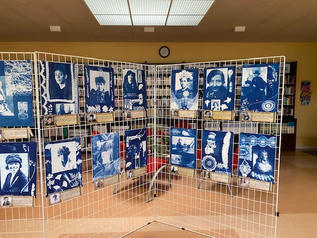 Panneaux d’exposition présentant des portraits de femmes inspirantes réalisés en cyanotype par les élèves du dispositif PARC.