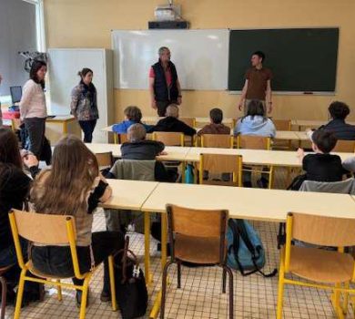 Collégiens de 6e assistant à une présentation en classe par des enseignants lors de leur visite des plateaux techniques des lycées Delambre et Montaigne