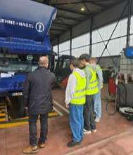 Un intervenant présentant un véhicule poids lourd