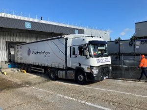 Un camion du lycée garé et prêt à partir.