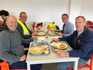 Les élèves et les professionnels déjeunent ensemble.