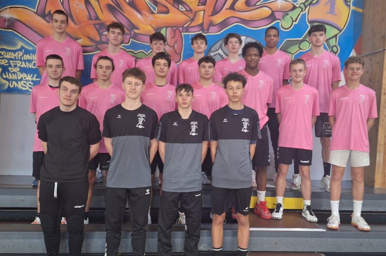 L'équipe de handball masculine posant.