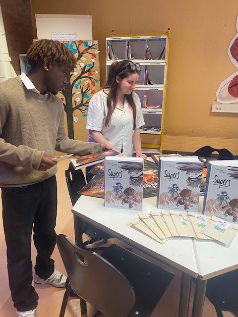 Élèves découvrant les bandes dessinées et récompenses reçues après le concours de dessin inter-CDI au CDI Montaigne