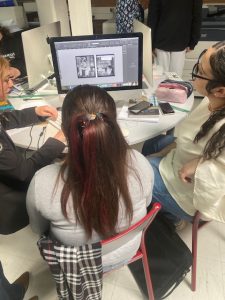 Élèves de 3PPM et 2MIGC travaillant ensemble sur ordinateur pour concevoir une jaquette de livre lors d’un atelier en industries graphiques.