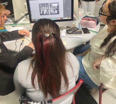 Élèves de 3PPM et 2MIGC travaillant ensemble sur ordinateur pour concevoir une jaquette de livre lors d’un atelier en industries graphiques.