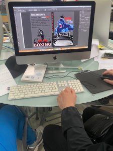 Écran d’ordinateur affichant une jaquette de livre en cours de réalisation par les élèves, avec logiciels de mise en page utilisés en atelier.