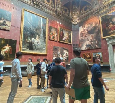 Un groupe d'élève dans une salle remplie de tableau.