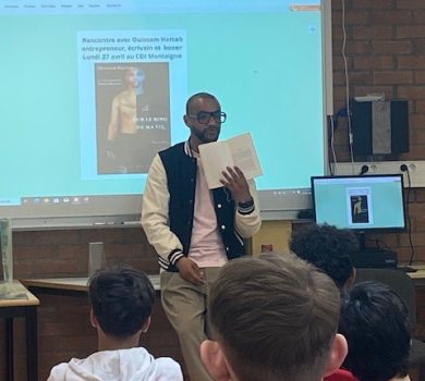 Ouissam Hattab, ancien élève devenu entrepreneur et boxeur professionnel, intervenant devant des élèves au CDI Montaigne lors d’une rencontre autour de son parcours