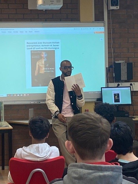 Ouissam Hattab, ancien élève devenu entrepreneur et boxeur professionnel, intervenant devant des élèves au CDI Montaigne lors d’une rencontre autour de son parcours