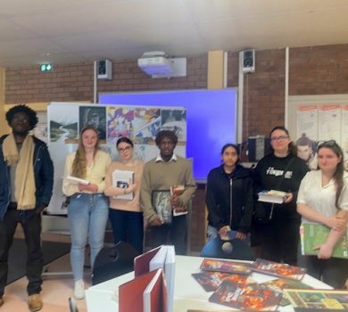 Élèves lauréats posant avec leurs œuvres et récompenses lors de la cérémonie du concours de dessin inter-CDI au CDI Montaigne