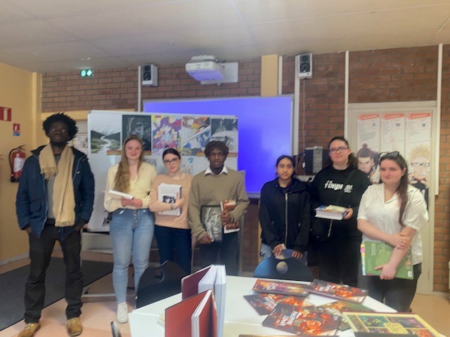 Élèves lauréats posant avec leurs œuvres et récompenses lors de la cérémonie du concours de dessin inter-CDI au CDI Montaigne