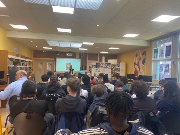 Une classe en train d'écouter Ouissam Hattab parlant de son expérience.