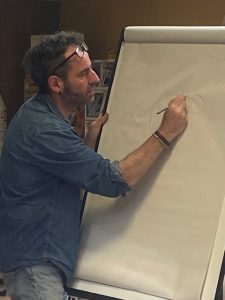 Dessinateur Hardoc expliquant une planche de bande dessinée à des élèves lors d’un atelier, dans le cadre du dispositif « Jeunes en librairie ».