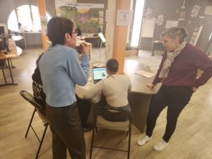 Élèves de 2MIGC en activité autour d’un ordinateur au sein de Canopé Amiens, accompagnés par des intervenantes lors d’un atelier sur les métiers de l’information