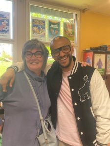 une accolade entre Ouissam Hattab et Valérie Patte