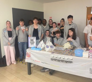 Les élèves de 2MIGC posent devant le stand de leur micro-entreprise « Legacy » lors de la présentation des projets entrepreneuriaux.