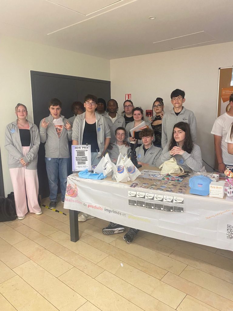 Les élèves de 2MIGC posent devant le stand de leur micro-entreprise « Legacy » lors de la présentation des projets entrepreneuriaux.