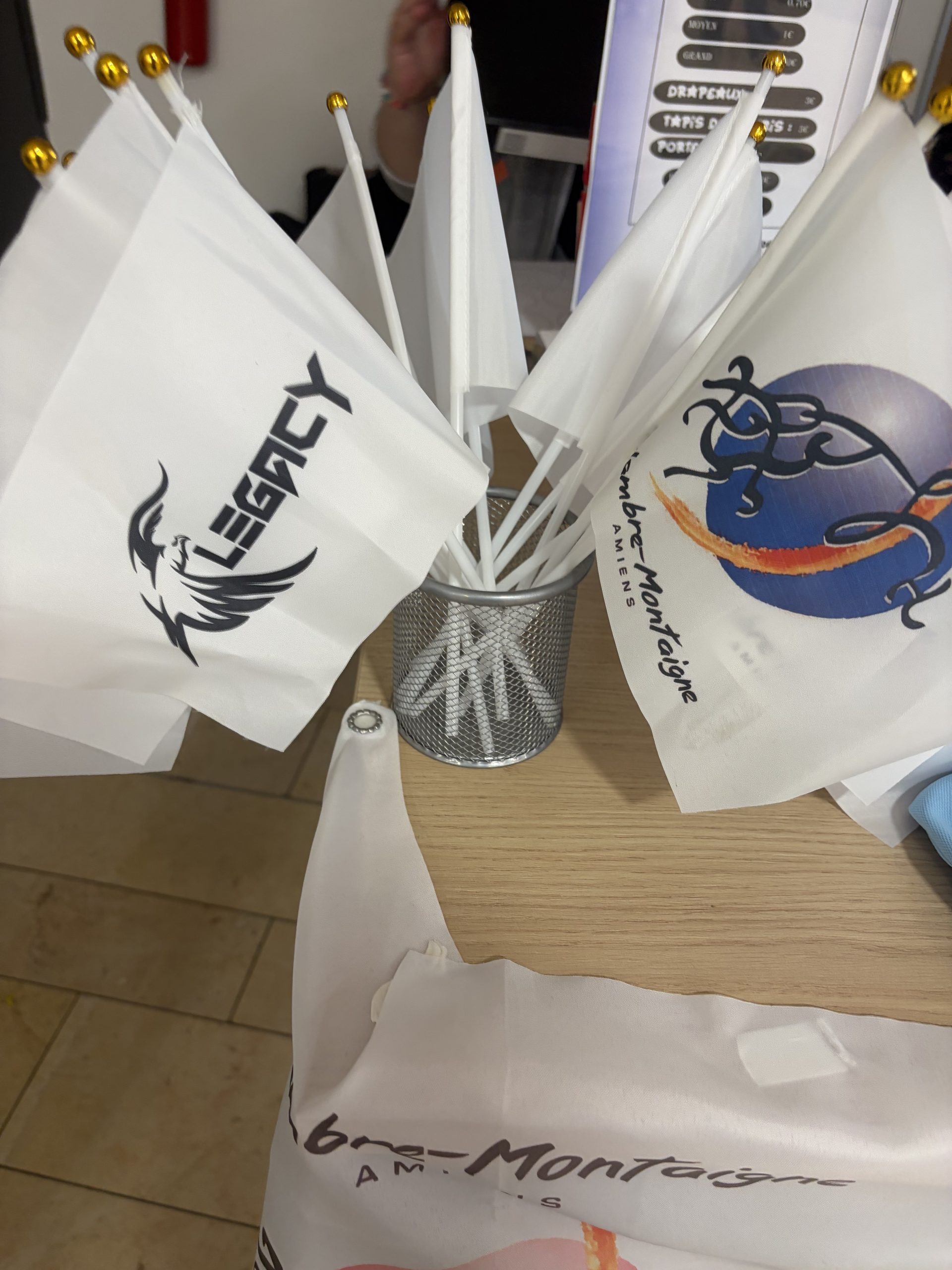 Plusieurs petits drapeaux dans pot à crayon
