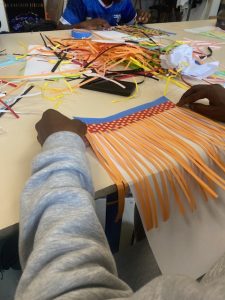 Élèves réalisant un atelier de tissage papier après la visite de l’exposition « Réaction en chaîne » au Safran.