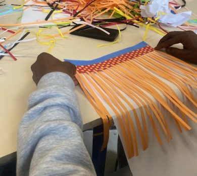 Élèves réalisant un atelier de tissage papier après la visite de l’exposition « Réaction en chaîne » au Safran.
