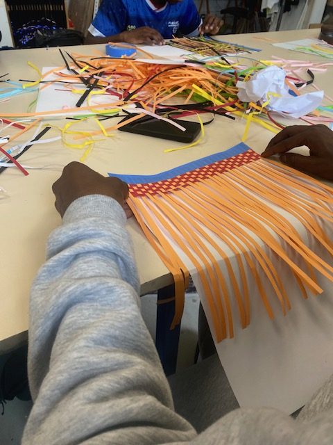 Élèves réalisant un atelier de tissage papier après la visite de l’exposition « Réaction en chaîne » au Safran.