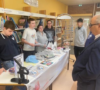Les élèves de 2MIGC présentent leur association LEGACY et leurs créations devant des membres de l’équipe de direction au CDI Montaigne.