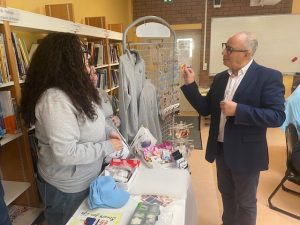 Des élèves de 2MIGC présentent les produits et supports de leur association LEGACY à un membre de l’équipe de direction au CDI Montaigne.