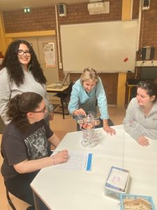 Des élèves de 2MIGC échangent avec une membre du personnel autour de leur projet associatif LEGACY lors d’une répétition au CDI Montaigne.