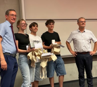 Trois élèves du lycée Montaigne posent avec leurs récompenses lors de la cérémonie des Olympiades de Mathématiques 2026 à l’UPJV d’Amiens, entourés de représentants de l’établissement.