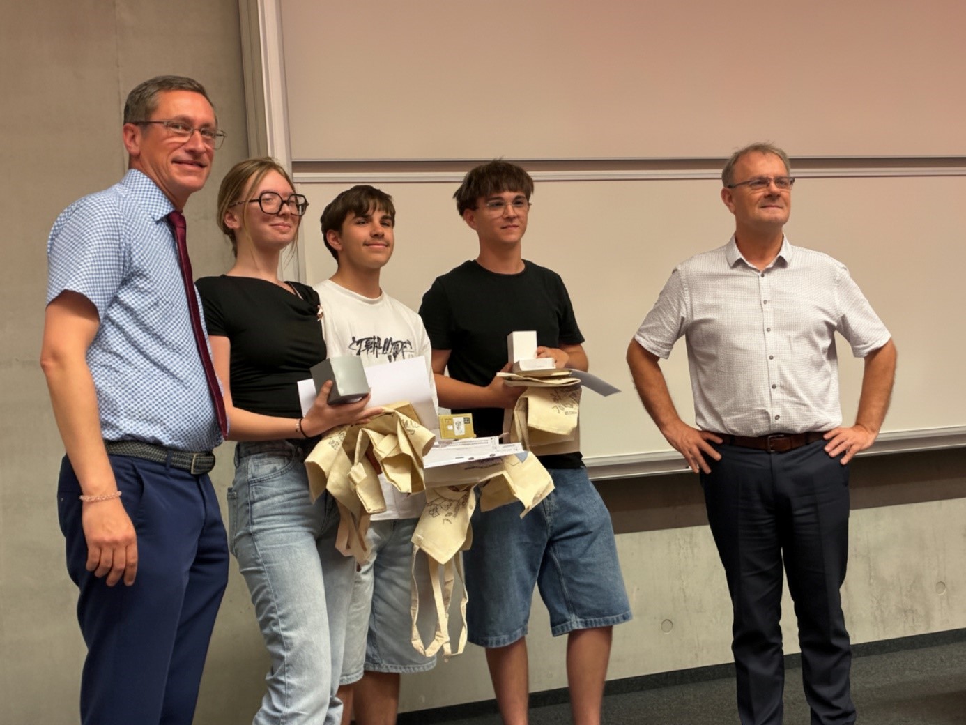 Trois élèves du lycée Montaigne posent avec leurs récompenses lors de la cérémonie des Olympiades de Mathématiques 2026 à l’UPJV d’Amiens, entourés de représentants de l’établissement.