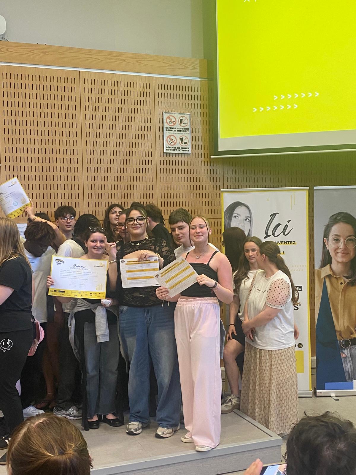 Des élèves de 2MIGC reçoivent le label 1 et présentent leurs certificats lors de la cérémonie de remise des prix du projet entrepreneurial « Legacy ».