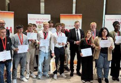 Photo de groupe des apprentis récompensés lors de la remise des prix organisée par la Société des membres de la Légion d’honneur de la Somme.