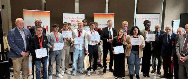 Photo de groupe des apprentis récompensés lors de la remise des prix organisée par la Société des membres de la Légion d’honneur de la Somme.