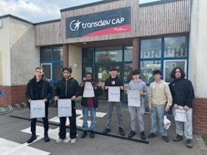 Des élèves de Bac Pro Maintenance des Véhicules de Transport Routier posent devant l’entreprise TRANSDEV CAP à Rivery lors d’une visite découverte des métiers de la maintenance des bus et des cars.
