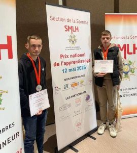 Alexi Tellier et Léo Lempereur posent avec leurs diplômes et leurs médailles après la remise des prix des apprentis 2026.
