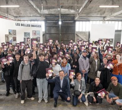 Élèves, enseignants et organisateurs posent ensemble avec un exemplaire de la bande dessinée Impénétrable d'Alix Garin qui a remporté les suffrages des lycéens de la Somme.