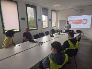 Des élèves et des formateurs dans une salle de réunion.