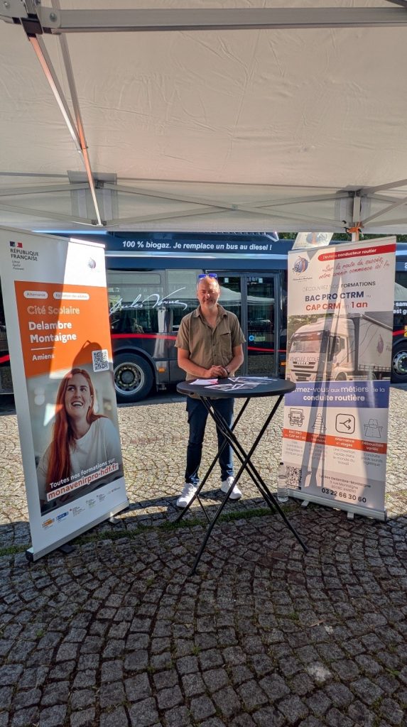 Un stand de présentation de la section conduite routière de la cité scolaire Delambre Montaigne 