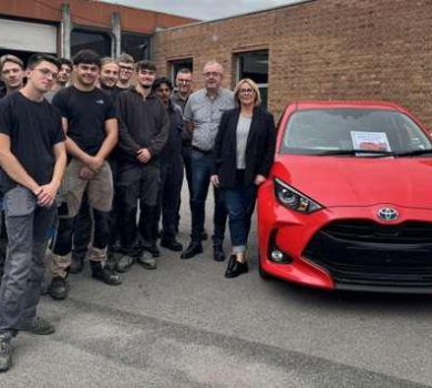 Des étudiants du BTS MVL et des membres du lycée Delambre d’Amiens réunis autour d’une Toyota Yaris Hybride rouge remise à l’établissement par Toyota Motor Manufacturing France.