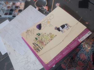 Dessins de paysages, storyboards et éléments en pâte à modeler préparés sur une table pour le film d'animation.