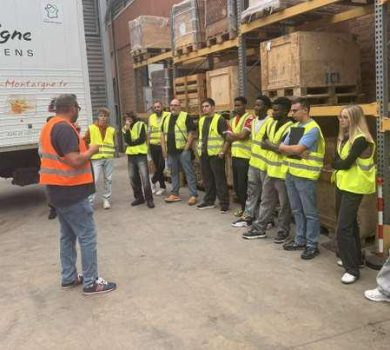 Les élèves de CAP Conducteur Routier de Marchandises du lycée Montaigne présentent les véhicules et équipements de transport aux élèves de Première Bac Pro OTM du lycée Romain Rolland.