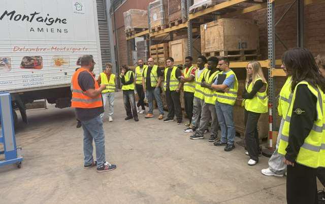 Les élèves de CAP Conducteur Routier de Marchandises du lycée Montaigne présentent les véhicules et équipements de transport aux élèves de Première Bac Pro OTM du lycée Romain Rolland.