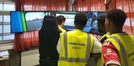 Des élèves de Première Bac Pro OTM du lycée Romain Rolland testent le simulateur de conduite du lycée Montaigne, accompagnés par des élèves de CAP Conducteur Routier de Marchandises.